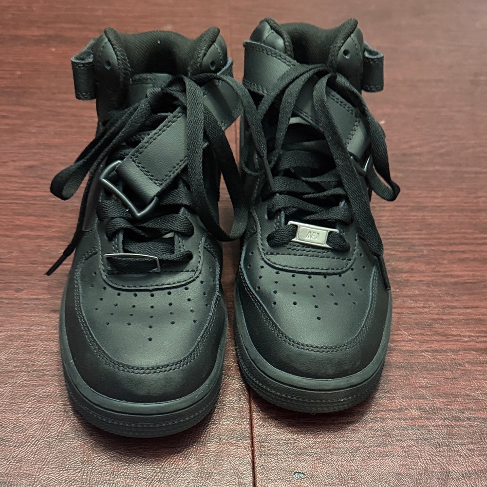 Like New! Nike Black High-Top Sneakers for Women